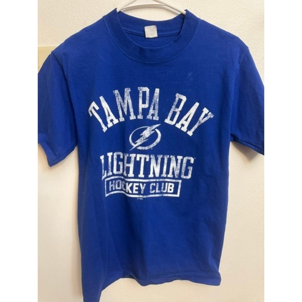 Tampa Bay Lightning Hockey Club Shirt Mens Small Blue NHL Graphic Tee (E)